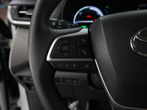 Used 2024 Toyota Sienna Limited image 23