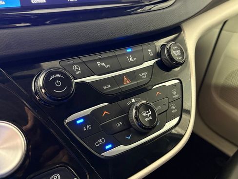 Used 2023 Chrysler Pacifica Touring-L FWD image 27