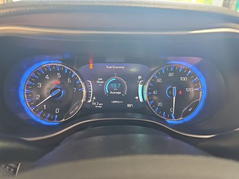 Used 2020 Chrysler Pacifica Limited FWD image 19
