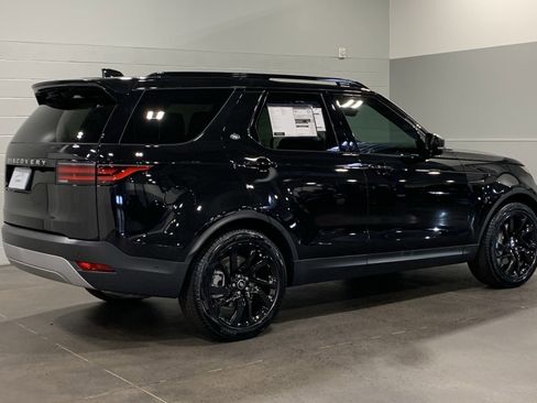 New 2025 Land Rover Discovery S image 2