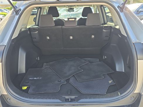 Used 2019 Toyota RAV4 LE FWD image 10