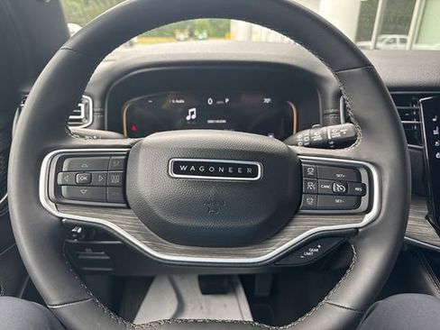 Used 2024 Jeep Wagoneer L Series II RWD image 15