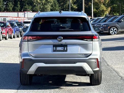 Used 2025 Volkswagen Tiguan SE image 24