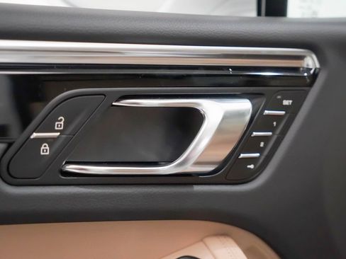 Certified 2025 Porsche Macan image 22