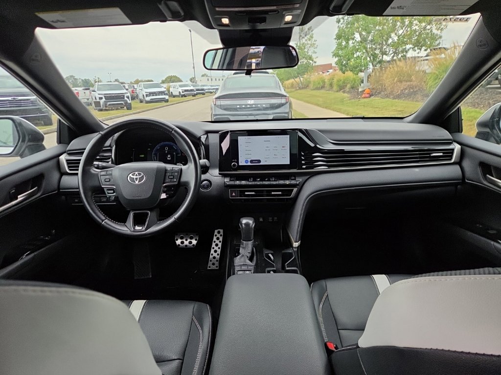 Used 2025 Toyota Camry SE FWD image 5