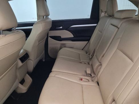 Used 2019 Toyota Highlander XLE AWD/4WD image 18