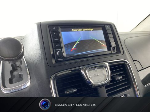 Used 2015 Chrysler Town & Country Touring w/ Driver Convenience Group FWD image 2