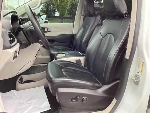 Used 2023 Chrysler Pacifica Touring-L FWD image 14