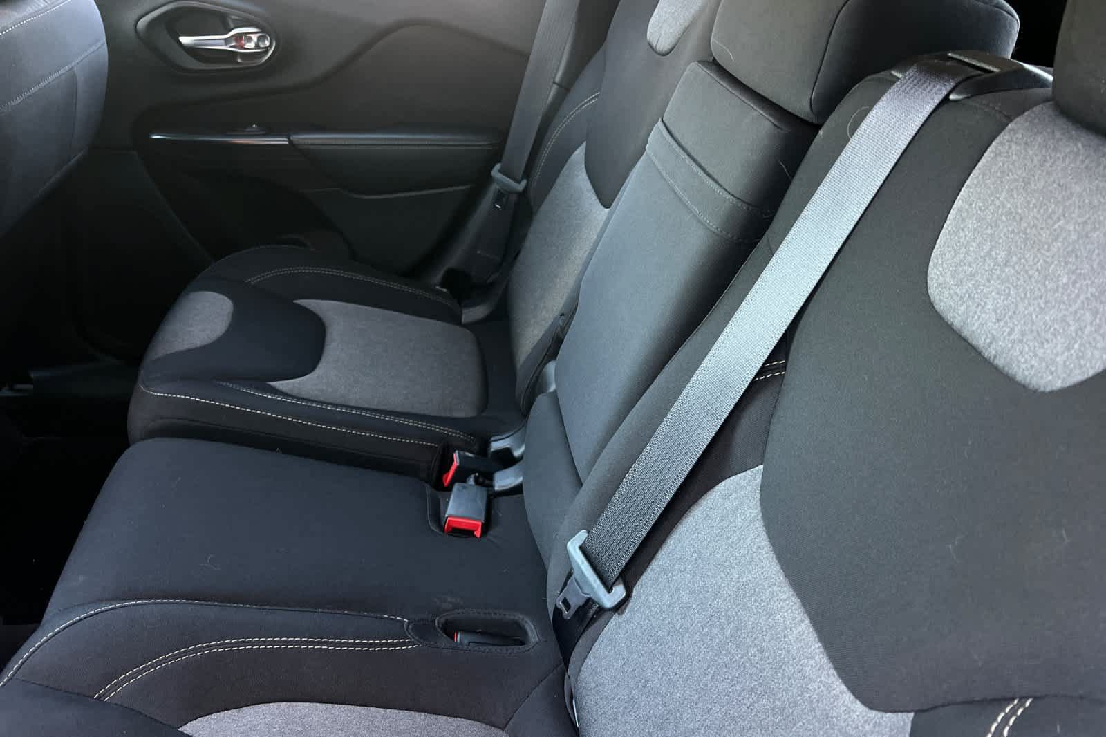 Used 2016 Jeep Cherokee Sport FWD image 5