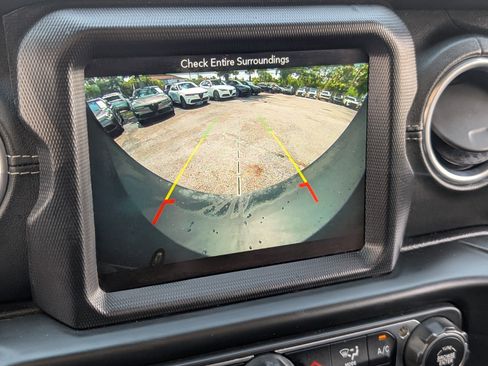 Used 2018 Jeep Wrangler Unlimited Sahara AWD/4WD image 23