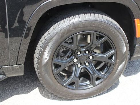 Used 2023 Jeep Wagoneer Series II AWD/4WD image 40