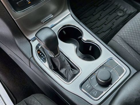 Used 2018 Jeep Grand Cherokee Laredo w/ All-Weather Capability Group AWD/4WD image 17
