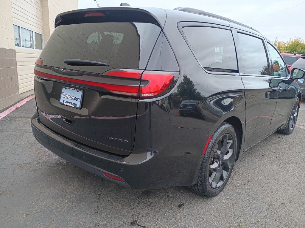 Used 2025 Chrysler Pacifica Limited FWD image 5