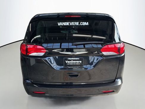 Used 2023 Chrysler Voyager LX image 6