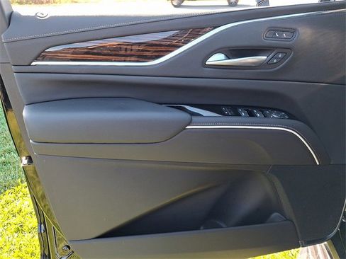 Used 2024 Cadillac Escalade Luxury image 12