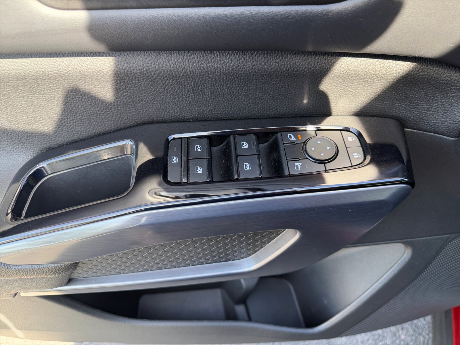 Used 2023 Nissan Pathfinder SL w/ Lighting Package (N92) FWD image 17