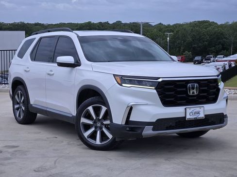 Used 2024 Honda Pilot Touring image 1