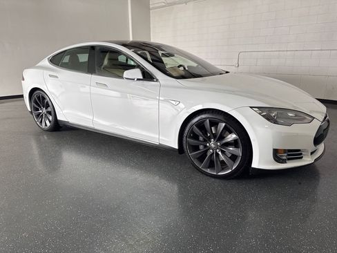 Used 2015 Tesla Model S 85D image 2