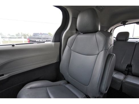 Used 2022 Toyota Sienna XLE FWD image 14