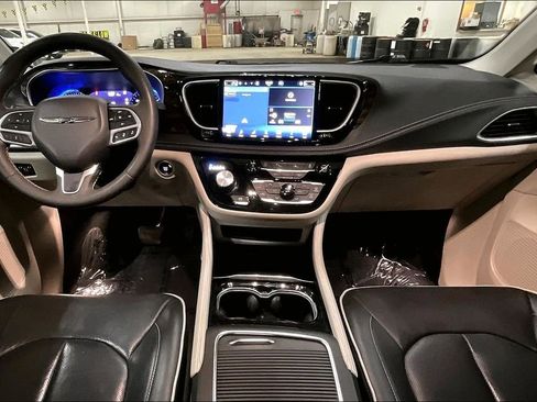 Used 2023 Chrysler Pacifica Limited image 14