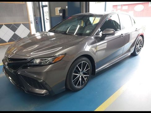 Used 2022 Toyota Camry SE w/ Cold Weather Package AWD/4WD image 1