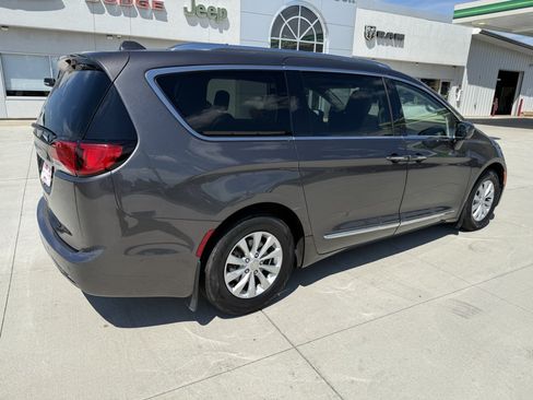 Used 2018 Chrysler Pacifica Touring-L Plus w/ Advanced Safetytec Group FWD image 7