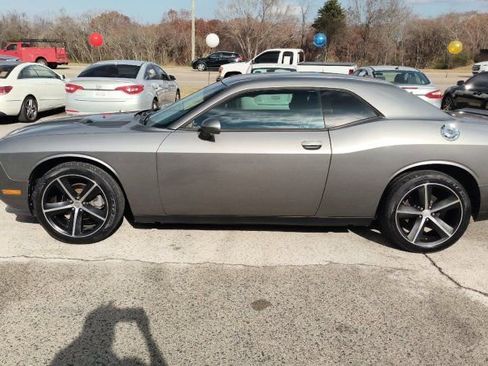 Used 2011 Dodge Challenger SE image 2