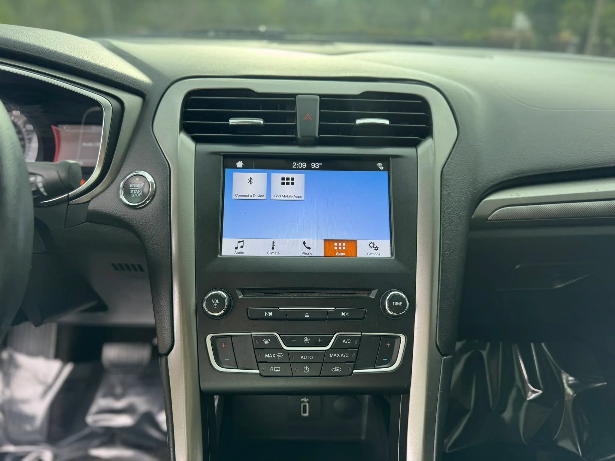 Used 2017 Ford Fusion SE w/ Fusion SE Technology Package FWD image 15