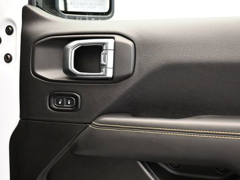 Used 2025 Jeep Wrangler Sahara image 41