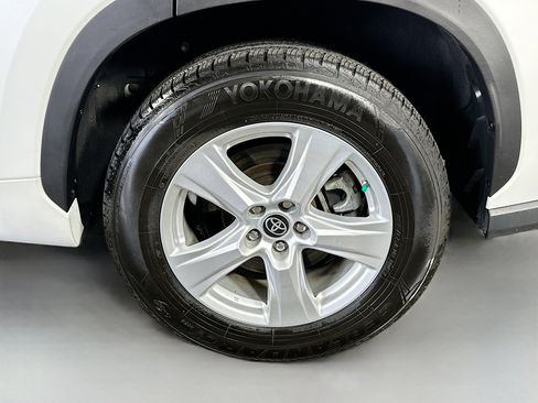 Used 2023 Toyota Highlander LE image 31