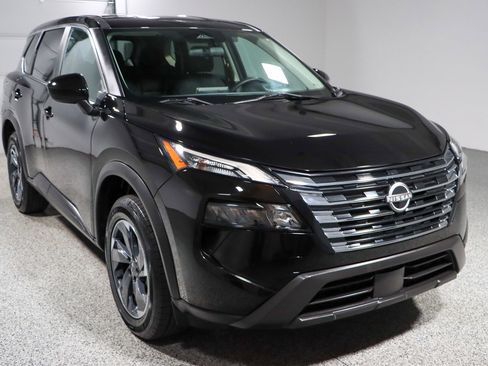 Used 2024 Nissan Rogue SV image 5