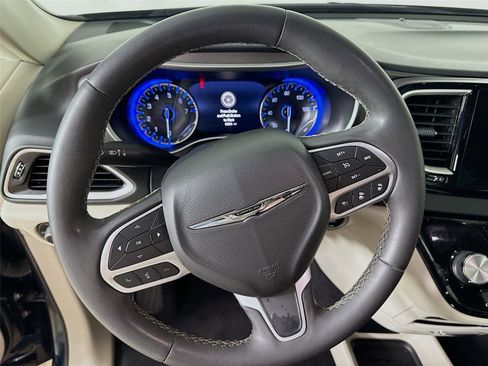 Used 2022 Chrysler Pacifica Touring-L FWD image 18