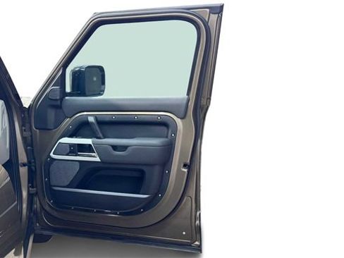 Used 2020 Land Rover Defender 110 SE image 9