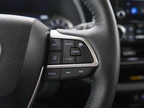 Used 2024 Toyota Highlander XLE AWD/4WD image 28
