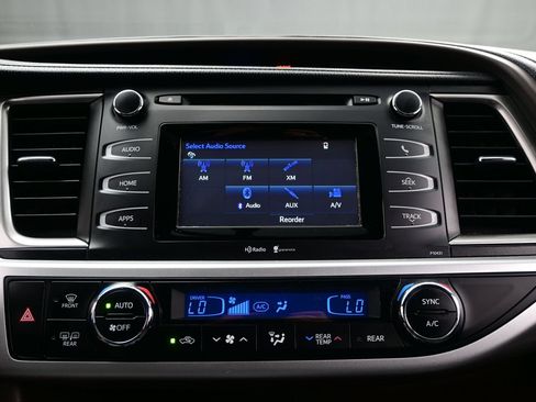 Used 2014 Toyota Highlander Plus FWD image 19