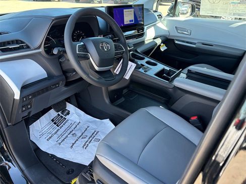 New 2026 Toyota Sienna XLE image 6