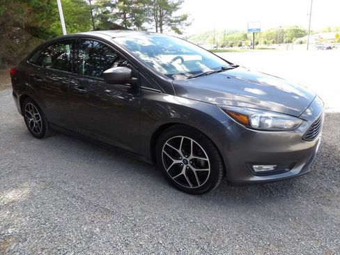 Used 2018 Ford Focus SE w/ SE Appearance Package FWD image 6