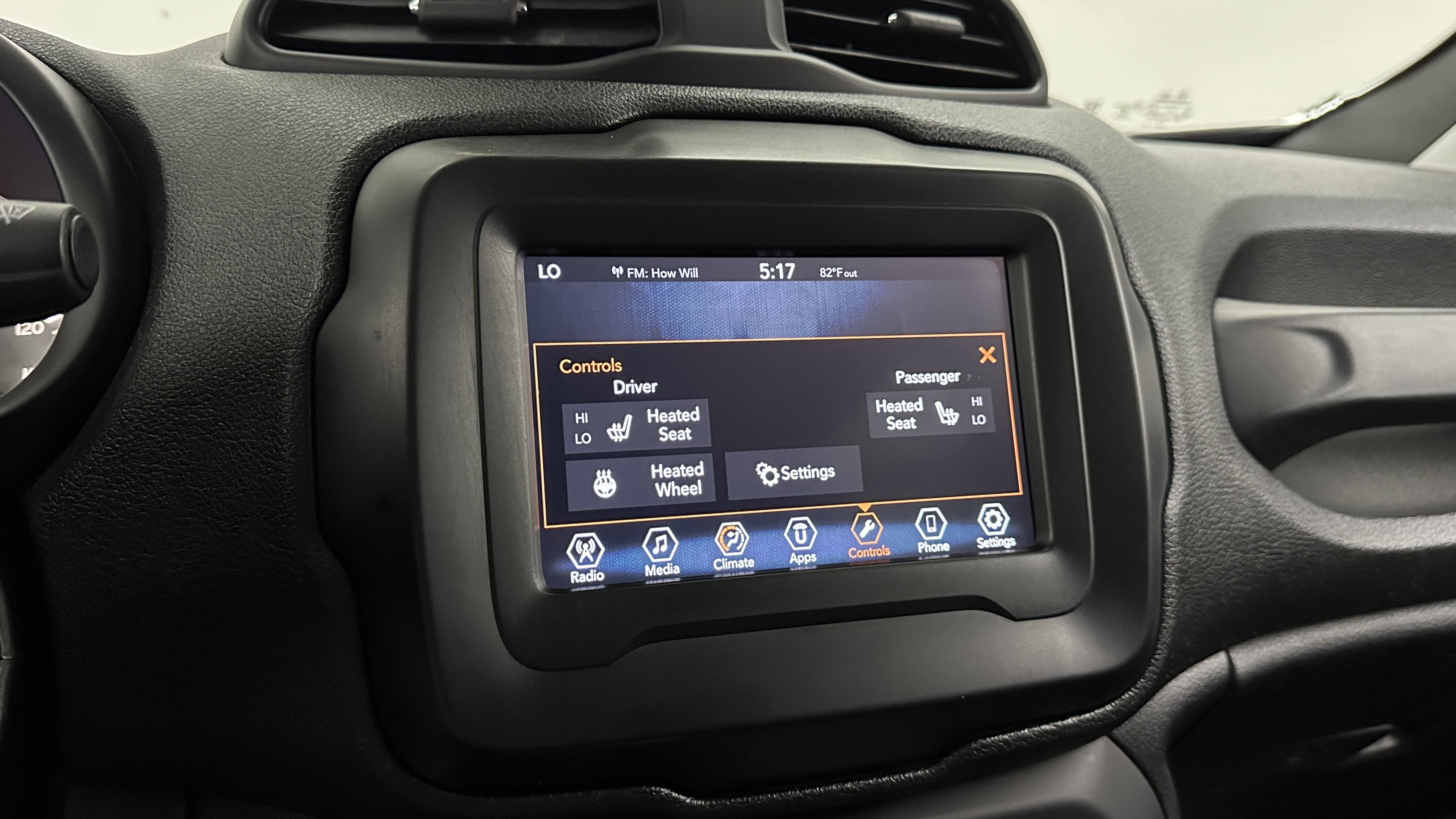 Used 2018 Jeep Renegade Altitude FWD image 22