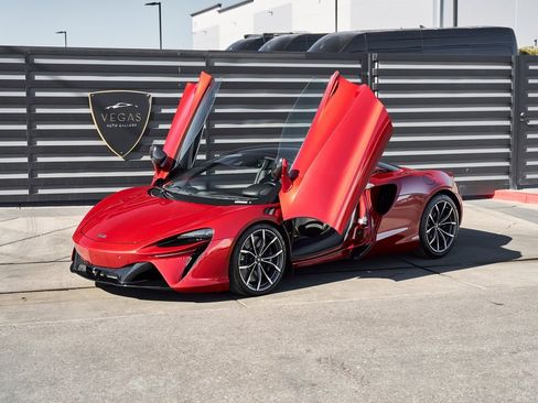 Used 2023 McLaren Artura image 15