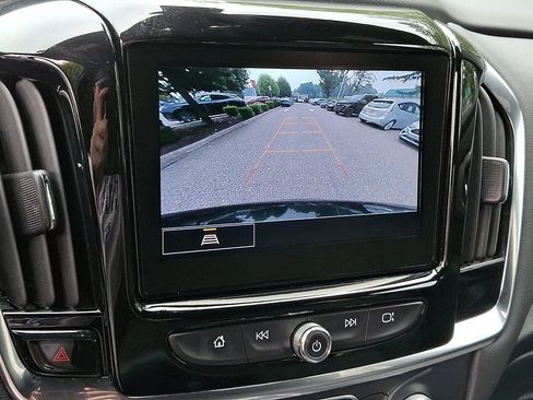 Used 2023 Chevrolet Traverse LT FWD image 19