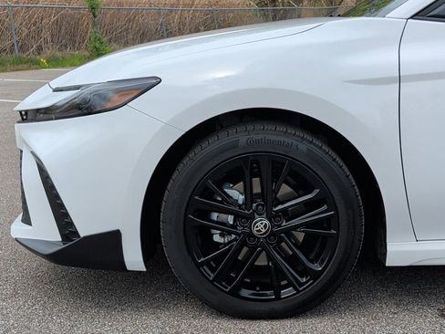 Used 2025 Toyota Camry SE w/ Convenience Package image 3