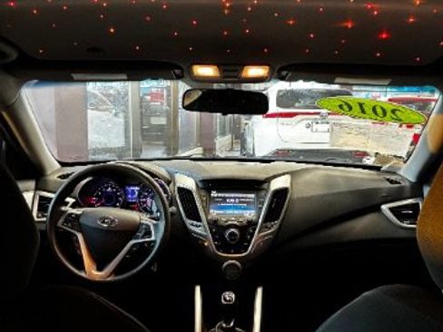 Used 2016 Hyundai Veloster image 4