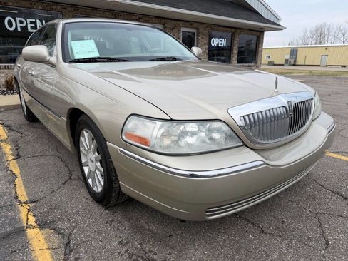 Used 2006 Lincoln Town Car Signature image 1