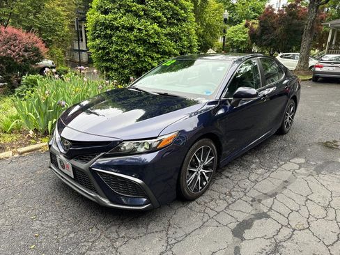 Used 2022 Toyota Camry SE FWD image 3