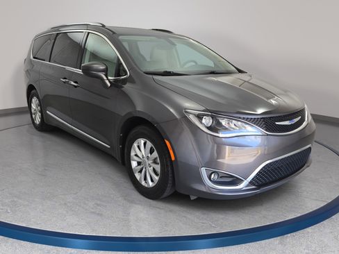Used 2018 Chrysler Pacifica Touring-L image 3