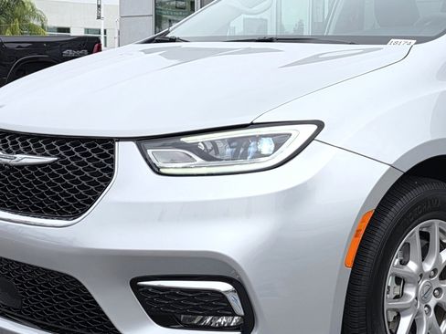 Certified 2024 Chrysler Pacifica Touring-L image 9