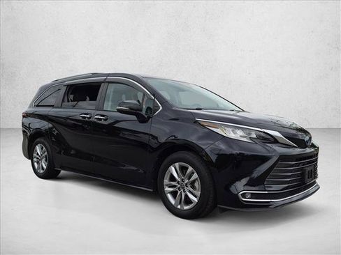 Used 2022 Toyota Sienna Limited AWD/4WD image 3