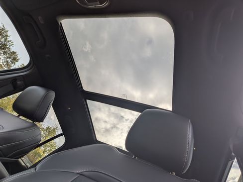 New 2025 Jeep Grand Cherokee Limited w/ Luxury Tech Group II image 24