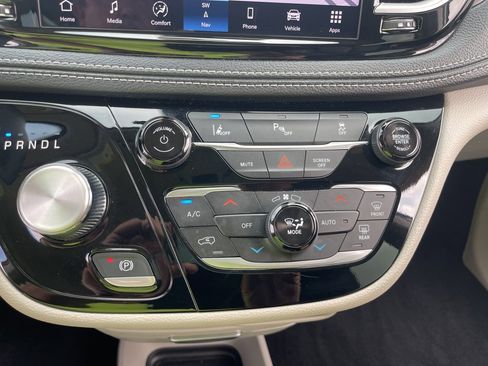 Used 2024 Chrysler Pacifica Select image 35