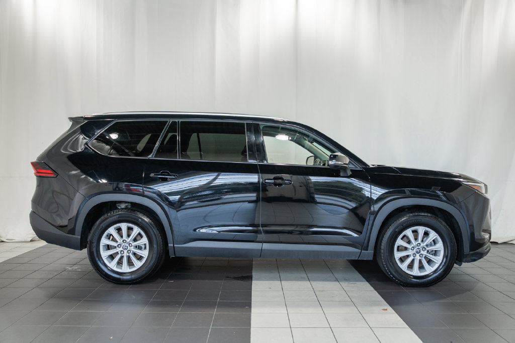 Used 2025 Toyota Grand Highlander AWD image 3
